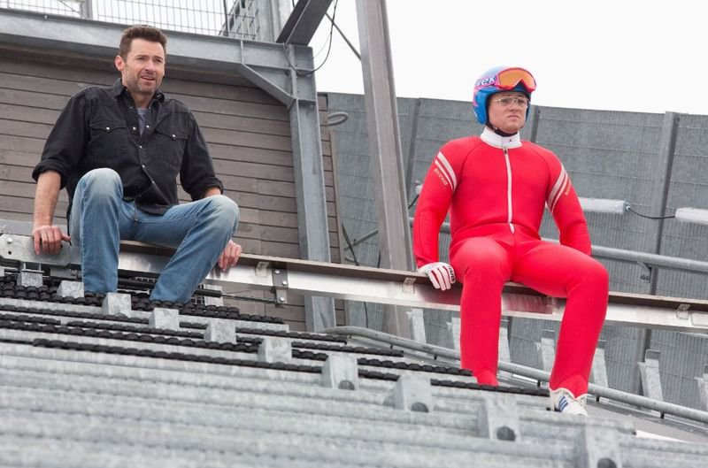 A két főszereplő: Hugh Jackman (az edző) és Taron Egerton (Eddie)