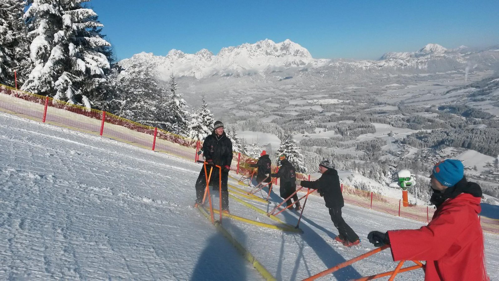 A pálya teljes széltében jegesítenek