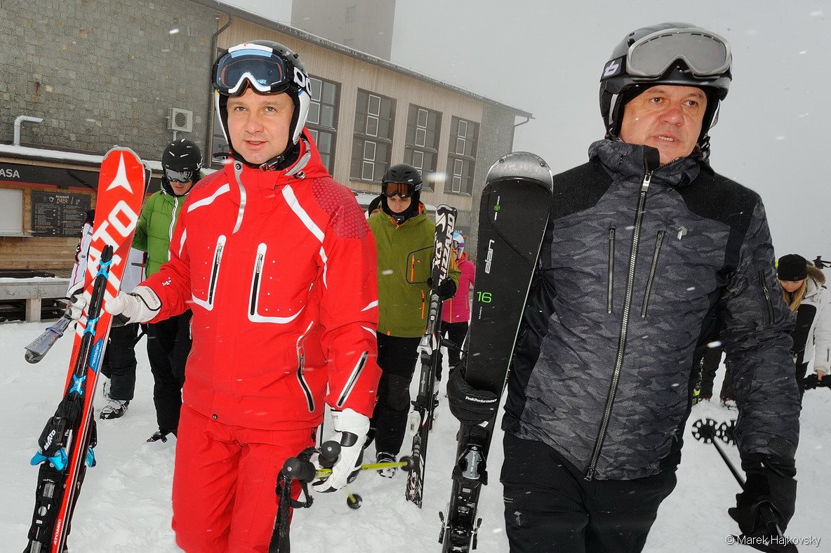 A két elnök közös síelése Tátralomnicon (Kép: Región Vysoké Tatry / Facebook)