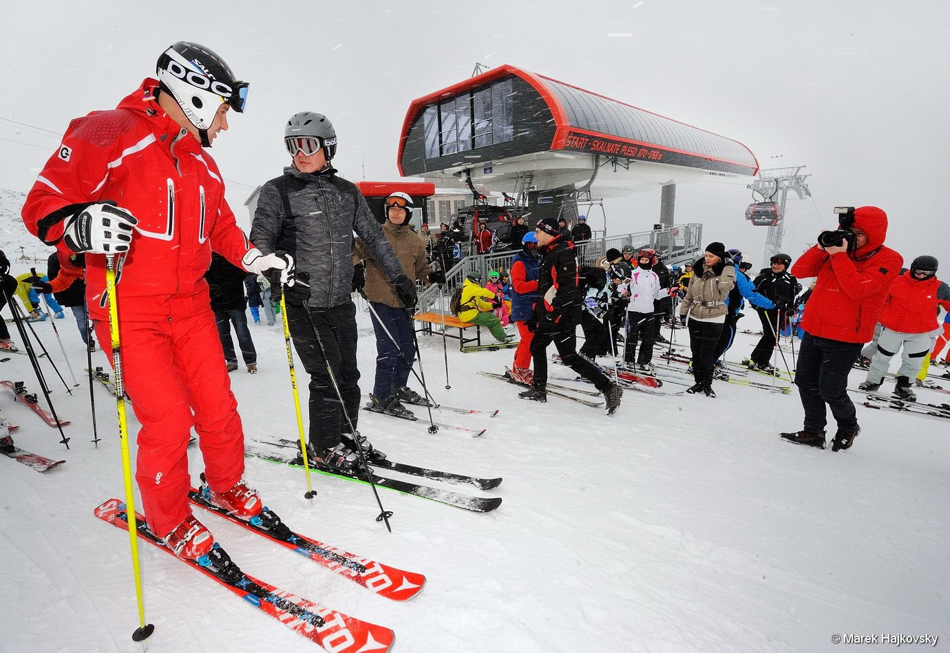 A két elnök közös síelése Tátralomnicon (Kép: Región Vysoké Tatry / Facebook)