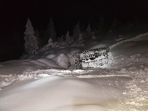 Az oldalára borult ratrak (Kép: ORF/ Karintiai Hegyimentők)