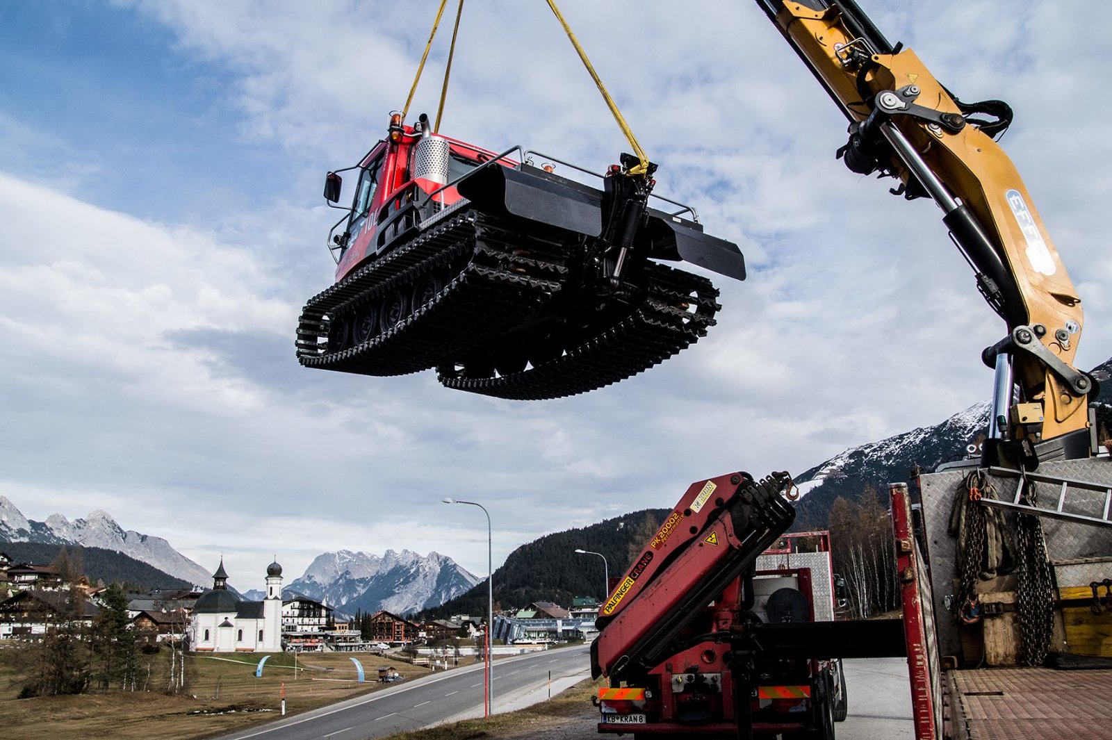 Végre a helyes címre érkezett meg a ratrak! (Kép: Seefeld / Facebook)
