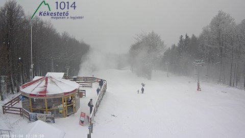 Kékestető webkamera hétfő délután: havazás és hóágyúzás