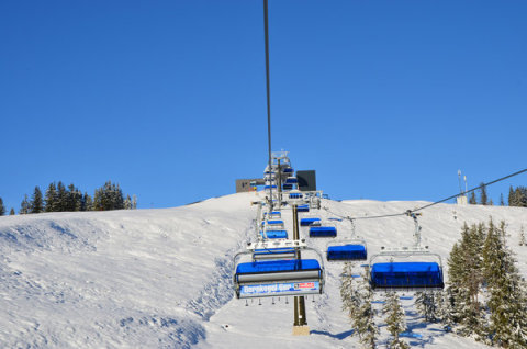 Az új lift ülései