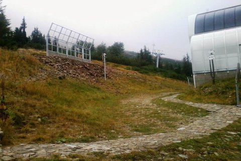 Szélvédő a lift mellett