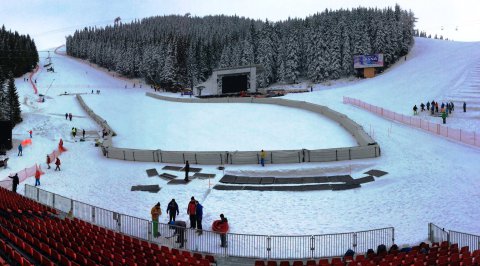 Az ülőhelyről nézve: épül a célegyenes, balról érkeznek a versenyzők, jobbra felül az állóhelyek kezdődnek és lesz még egy másik kivetítő is