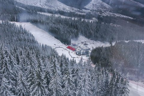 Ilyen felülről, az ülőhelyek piroslanak és balra fent az állóhelyek teraszosan kiépítve