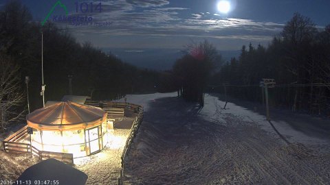 Holdvilágos, hófödte pálya Kékestetőn ma hajnalban