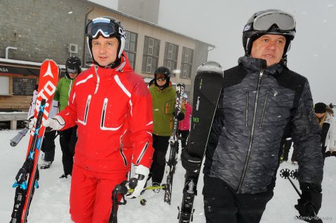 A két elnök közös síelése Tátralomnicon (Kép: Región Vysoké Tatry / Facebook)