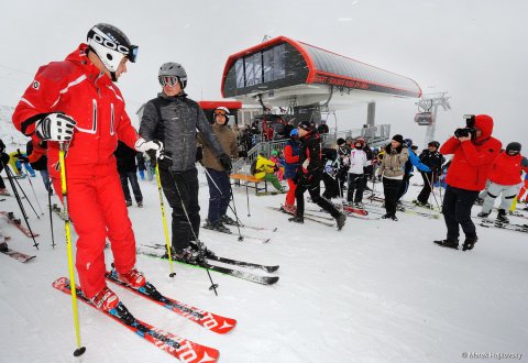 A két elnök közös síelése Tátralomnicon (Kép: Región Vysoké Tatry / Facebook)