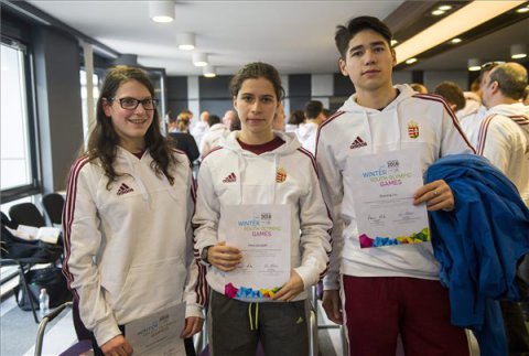 Medgyesi Fruzsina (b),  Jászapáti Petra (k) és Liu Shaoang (j). MTI Fotó: Illyés Tibor
