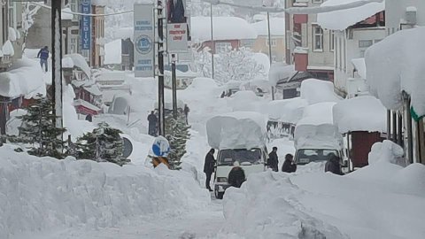 A kocsik tetején ott maradt a hó (Kép: rizevizyon.com)