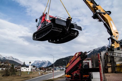 Végre a helyes címre érkezett meg a ratrak! (Kép: Seefeld / Facebook)