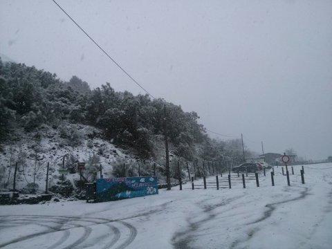 Ercolano, a szomszédos település polgármesterének képe az útviszonyokról