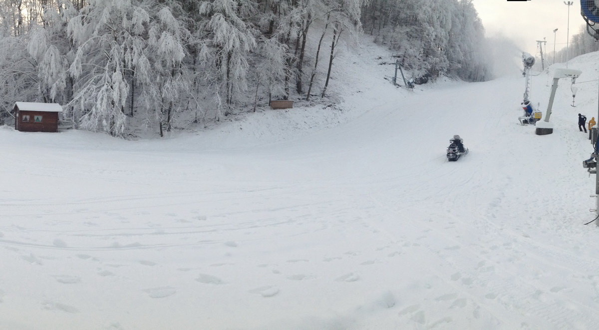A háztól balra is ugyanilyen havas minden. Aki nem hiszi, járjon utána :)
