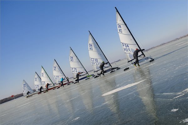 Jégvitorlások a Tisza-tavon megrendezett magyar bajnokságon Abádszalóknál 2017. január 7-én. MTI Fotó: Czeglédi Zsolt