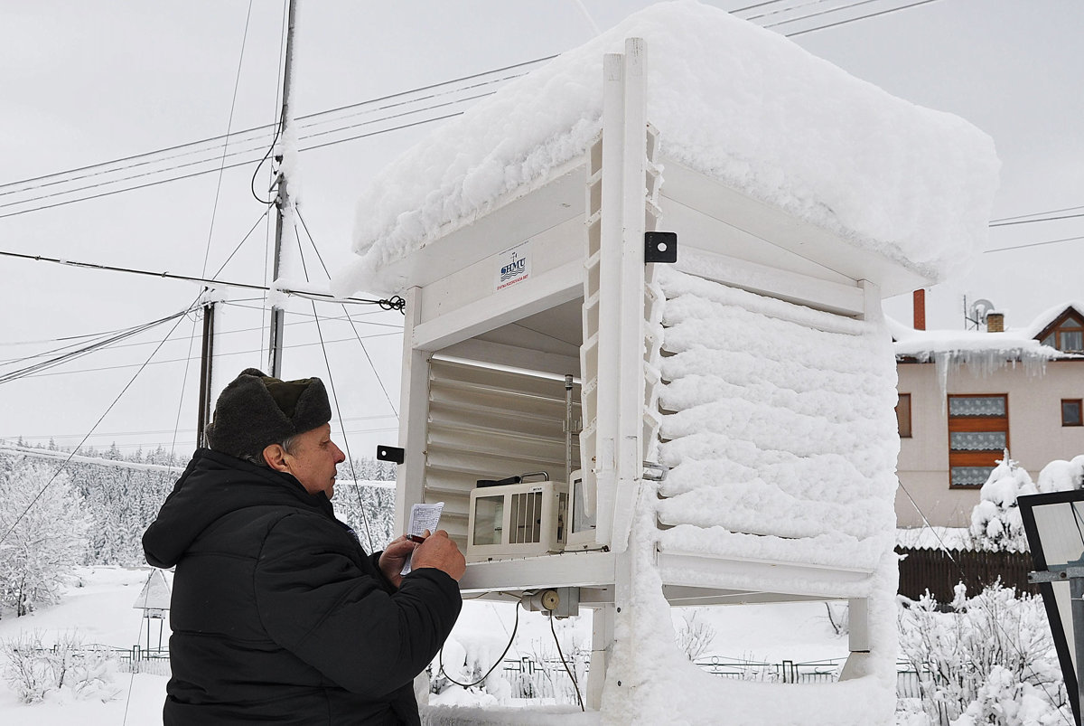 Erdőtka (Oravská Lesná) mérőállomása a hideg napokon. Itt síterep is van a közelben (Kép: nasaorava.sme.sk)