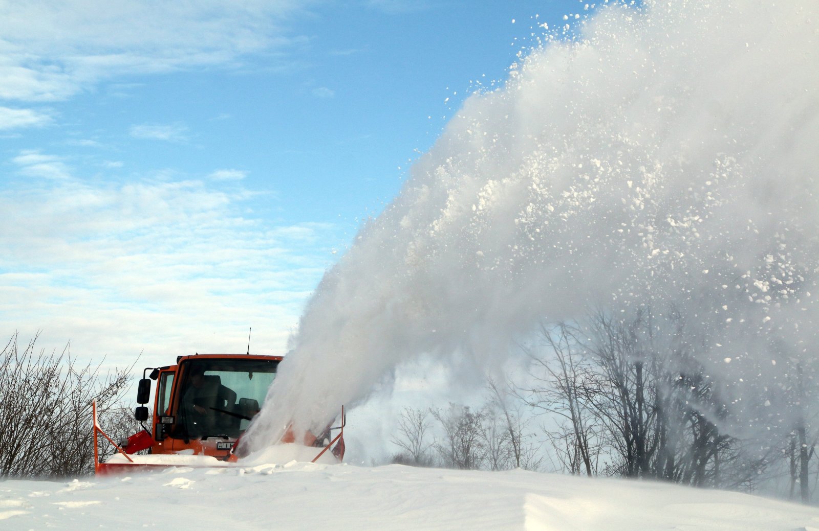 Hókotró Borsod-Abaúj-Zemplén megyében, a Gesztely és Újharangod közötti úton 2017. január 18-án. MTI Fotó: Vajda János