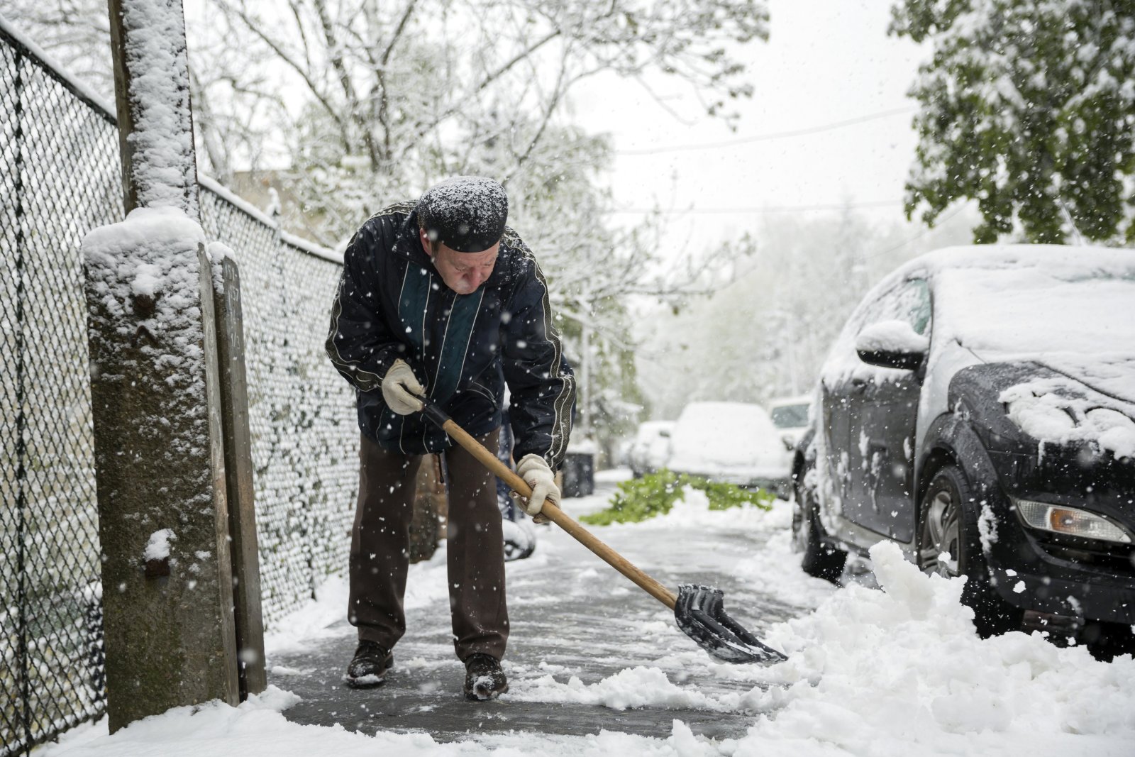 Egy férfi havat lapátol Budapesten, a XII. kerületi Béla király úton 2017. április 19-én. MTI Fotó: Mohai Balázs