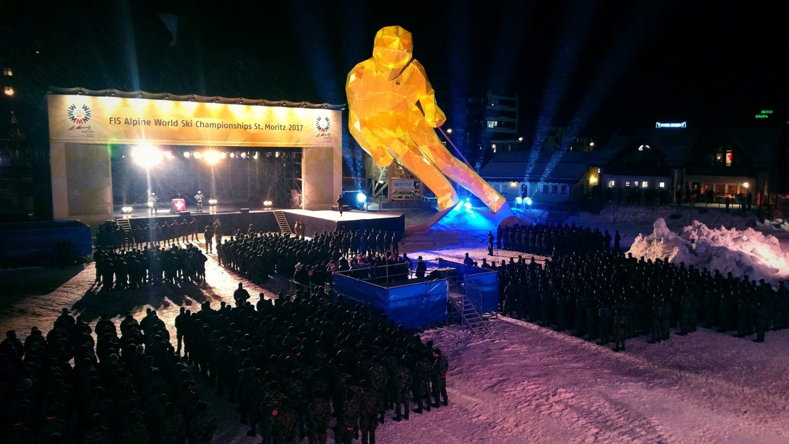 A zászlófelvonásra elkészült a síelő