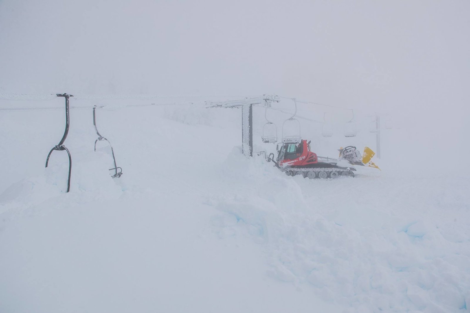 Az egyik lift kiásása a hó alól