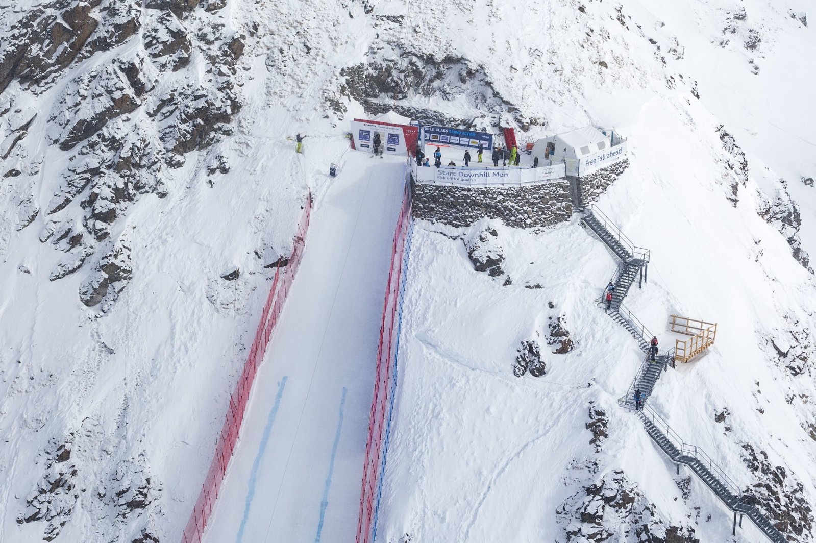 Ilyen meredek lejtővel indul a pálya