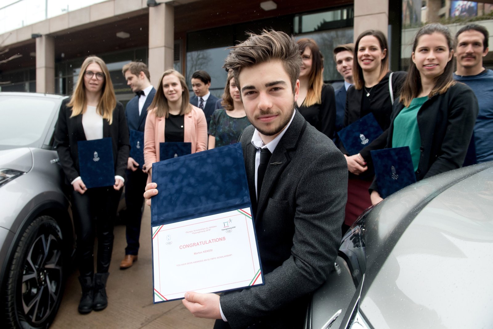 Kékesi Márton síelő mutatja oklevelét a támogatott sportolók társaságában. MTI Fotó: Koszticsák Szilárd