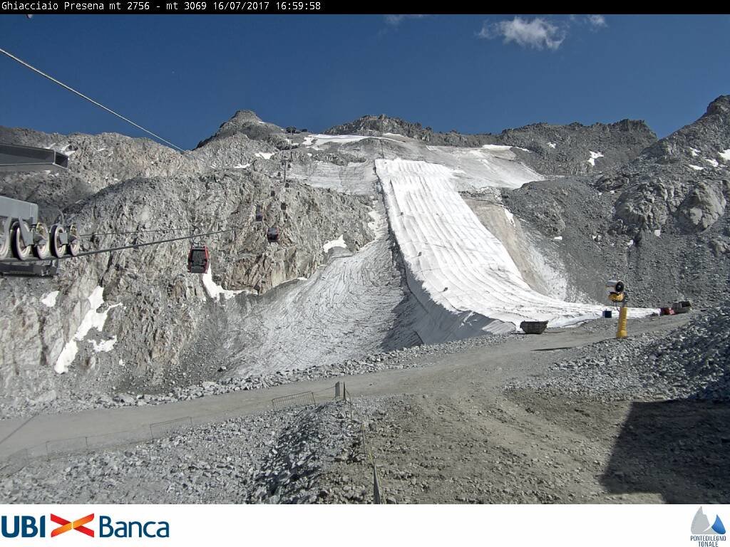 A védőfóliával letakart Presena-gleccser pályája