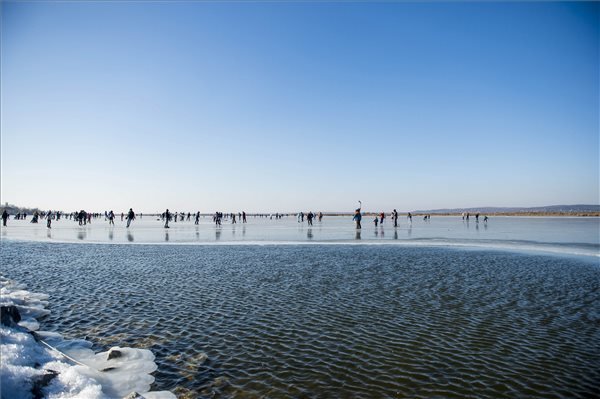 Az Agárdi Popstrandon, kijelölt pályán biztonságos, 11 centiméter vastag jégen lehet korcsolyázni. MTI Fotó: Bodnár Boglárka