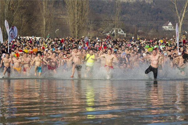 Ez is kemény volt. Résztvevők futnak a jeges Balatonba a 6. Újévi csobbanás elnevezésű rendezvényen a szigligeti strandon 2017. január 1-jén. MTI Fotó: Varga György
