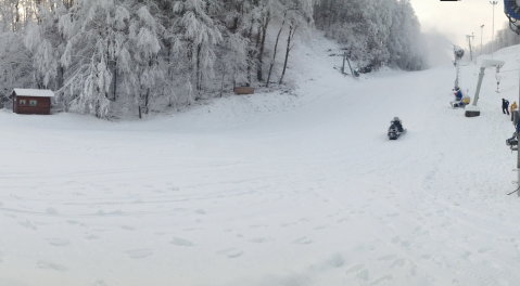 A háztól balra is ugyanilyen havas minden. Aki nem hiszi, járjon utána :)