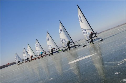 Jégvitorlások a Tisza-tavon megrendezett magyar bajnokságon Abádszalóknál 2017. január 7-én. MTI Fotó: Czeglédi Zsolt