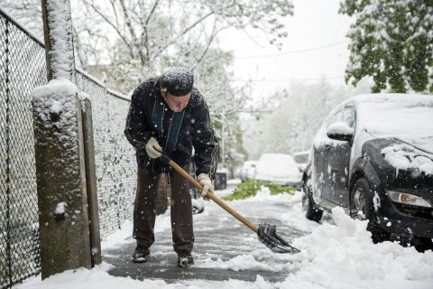 Egy férfi havat lapátol Budapesten, a XII. kerületi Béla király úton 2017. április 19-én. MTI Fotó: Mohai Balázs