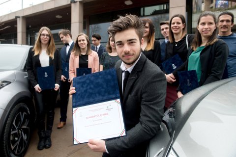 Kékesi Márton síelő mutatja oklevelét a támogatott sportolók társaságában. MTI Fotó: Koszticsák Szilárd