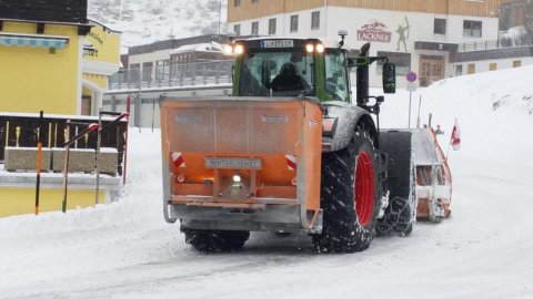 Planneralm, 10 cm hó, először kellett bevetni az új úttisztító gépet :)