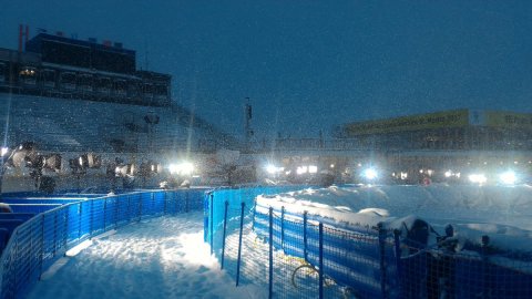 És a havazik a pálya aljában is