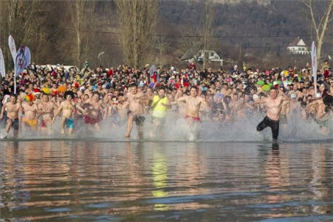 Ez is kemény volt. Résztvevők futnak a jeges Balatonba a 6. Újévi csobbanás elnevezésű rendezvényen a szigligeti strandon 2017. január 1-jén. MTI Fotó: Varga György