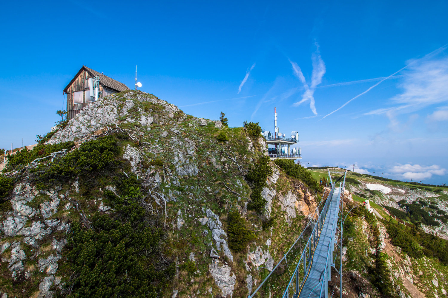 Egy hatvan méter hosszú függőhid vezet a kilátóhoz.
