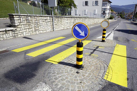 Ilyen oszlopok voltak útban ... (Kép: Yvain Genevay / lematin.ch)