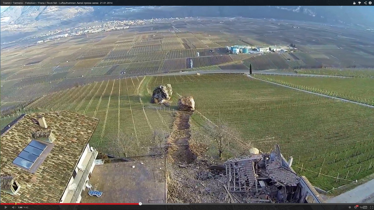 Jobbra a szikla és az útvonala, balra tőle egy vélhetően jóval korábban leszakadt szikla