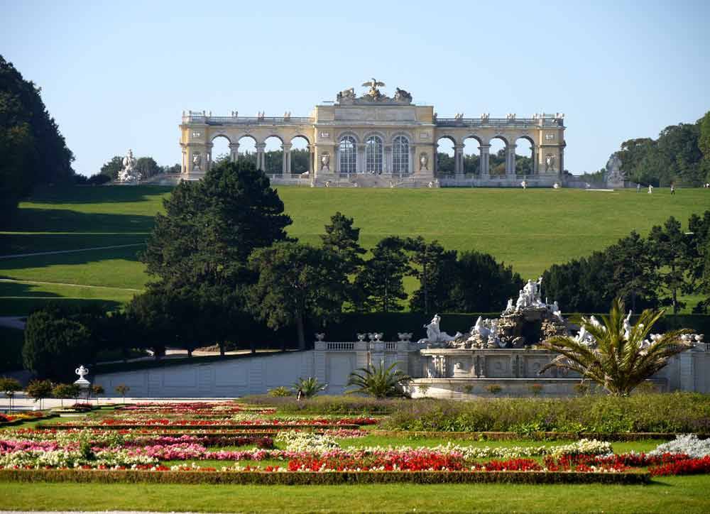 A Gloriette és előtte a domb nyáron (Kép: Schloß Schönbrunn)