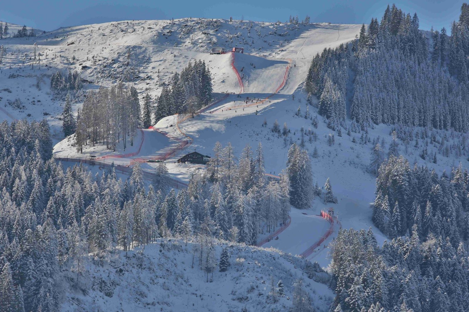 Abból a házikóból indul a pénteki szuper-G verseny