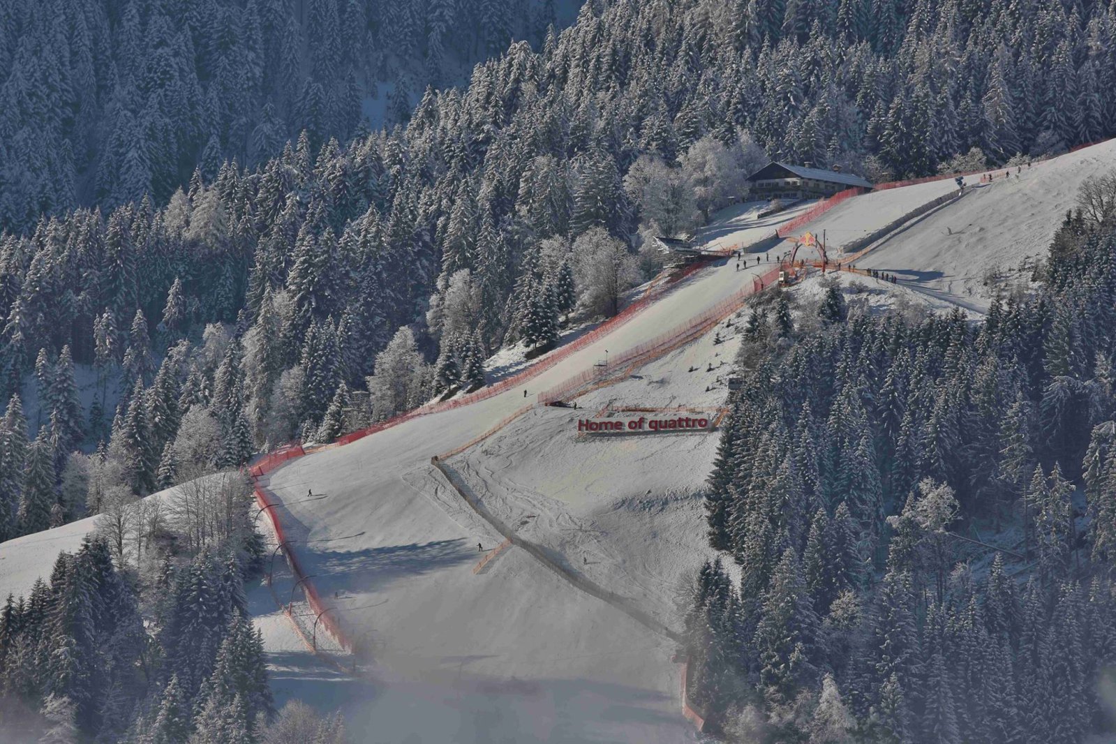 A traverz: kritikus pont, nagy sebességgel kell bevenni a balos kanyart majd keresztbe csúszni a hegyoldalon, lehetőleg minél fentebb síelve