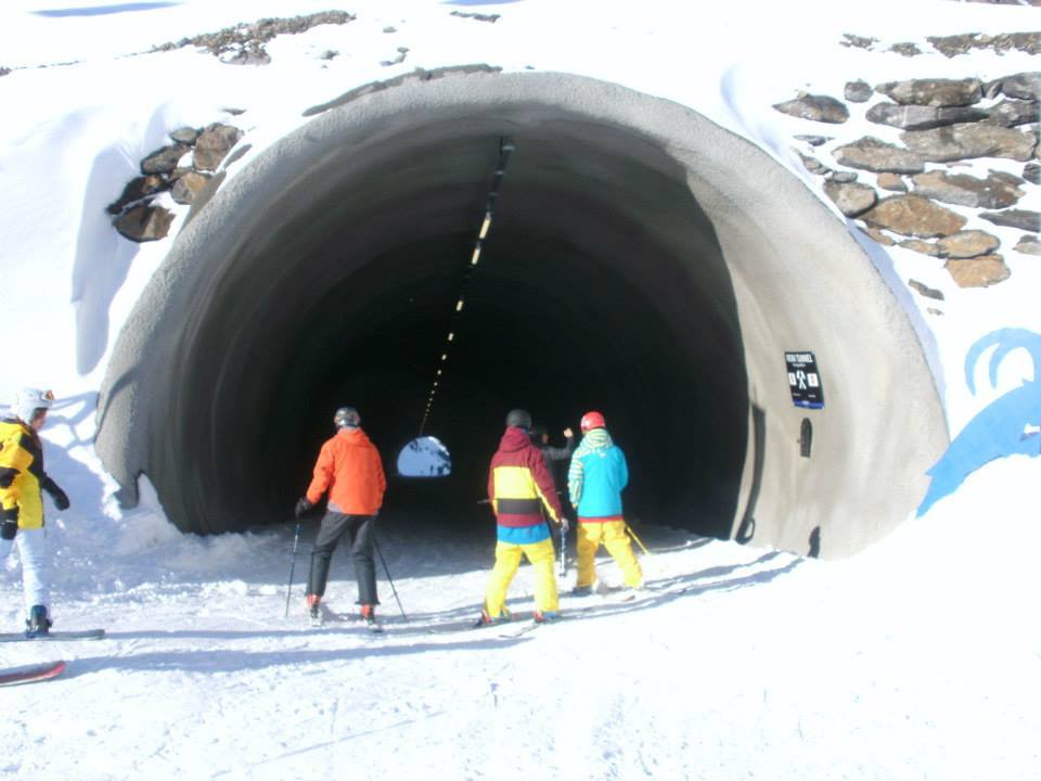 Az első síelők az alagútban