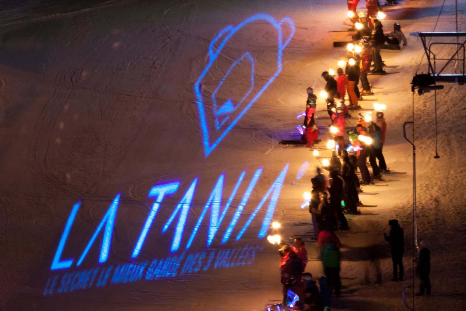 Az új logót esti ünnepségen, fáklyás síelés mellett mutatták be