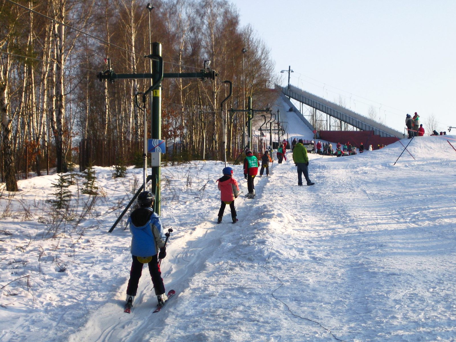 Az egyik lift és háttérben a rámpa