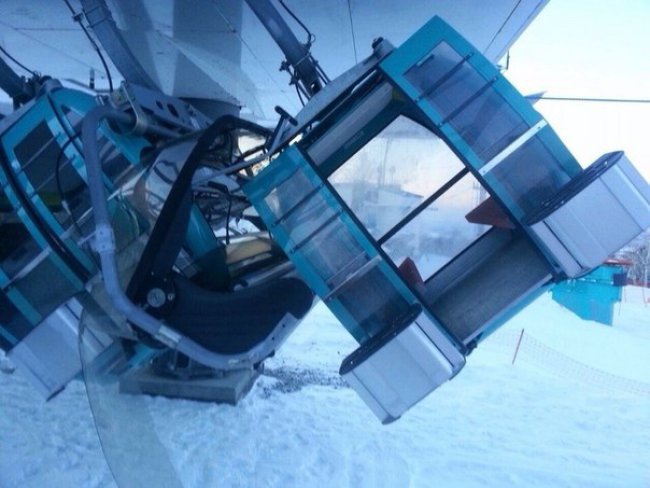 Két kabin közé beszorult szék (Kép: yuzhno.sakh.ru)