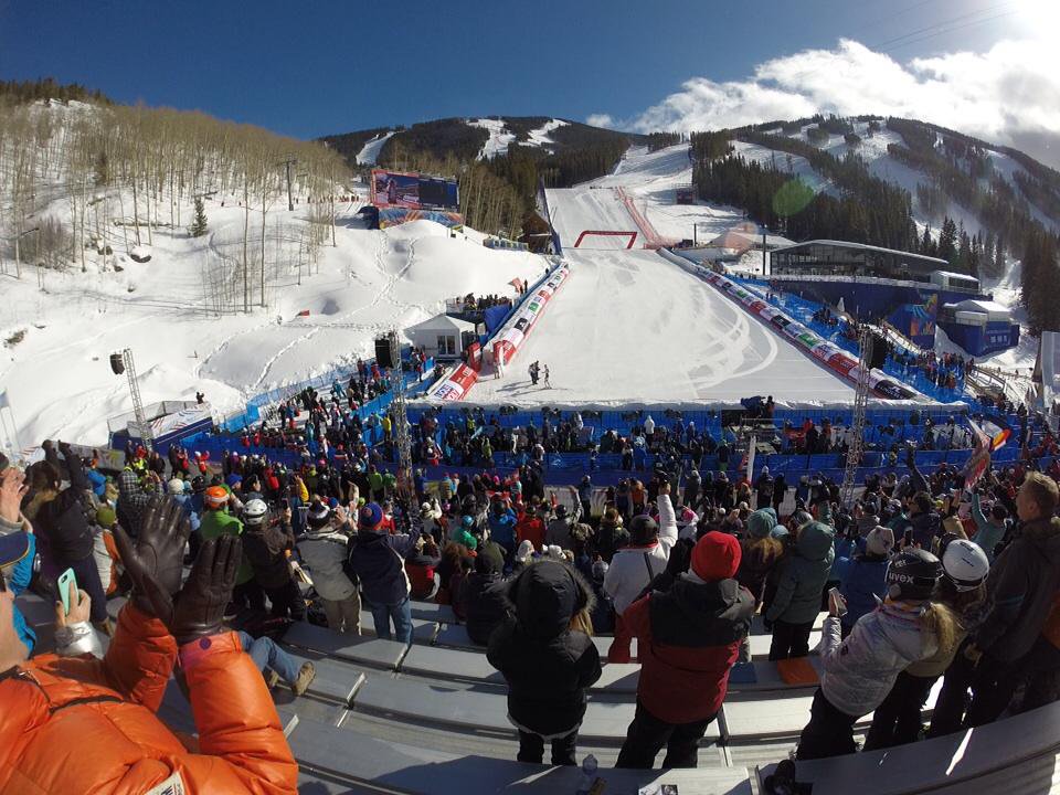 A célegyenes, háttérben az ugratóval