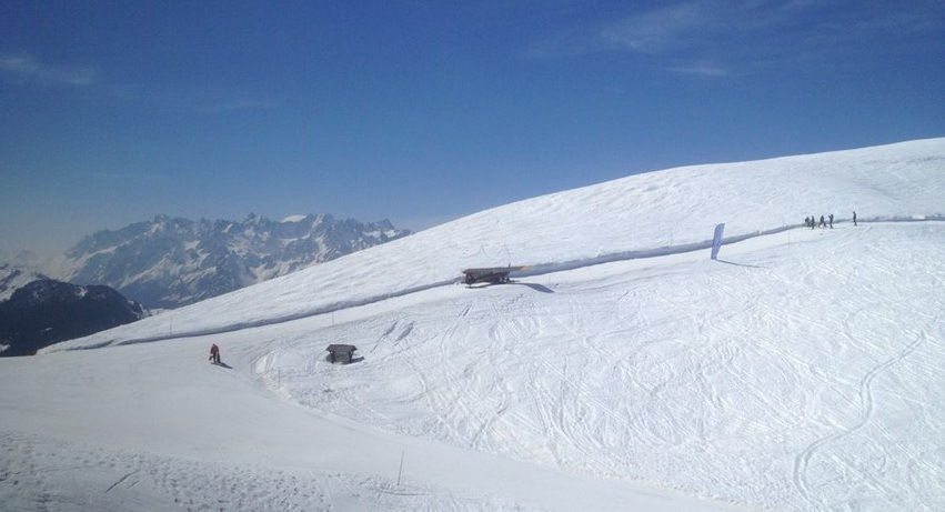 Repülőgép a sípályán (Kép: Valais Police)