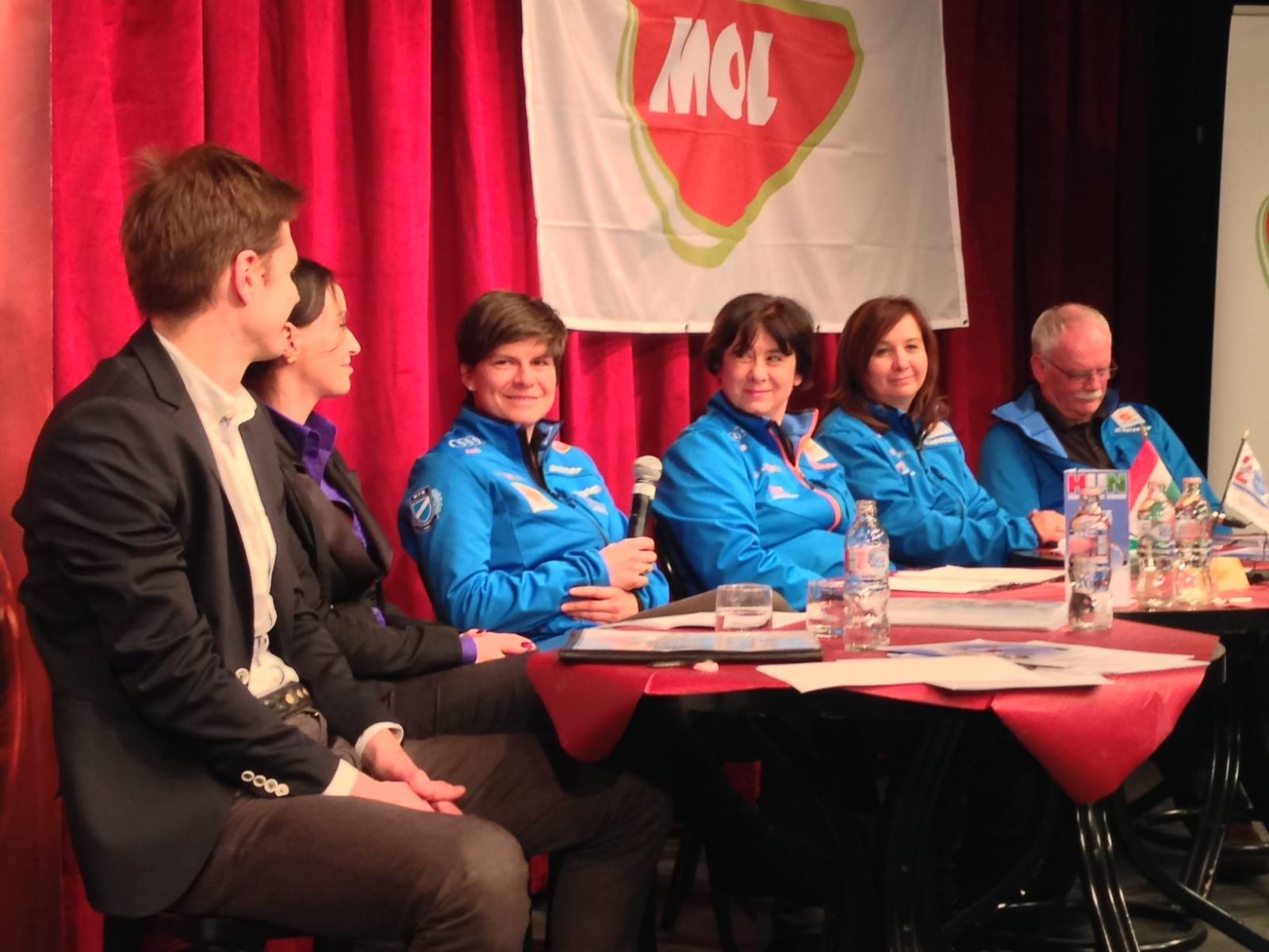 A sajtótájékoztató (balról jobbra, a szponzorok képviselői: MOL és MVM, Miklós Edit, Kaszó Klára, Kapitány Ildikó és Kovács Barnabás) Kép: MSíSZ